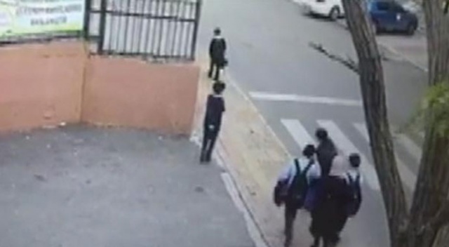 Korkunç olay! Öğretmen öğrencilerin arasına daldı Korkunç olay! Öğretmen öğrencilerin arasına daldı