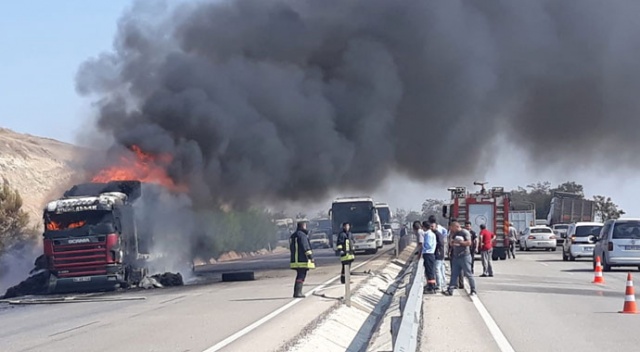 Manisa’da seyir halindeki tır alev alev yandı