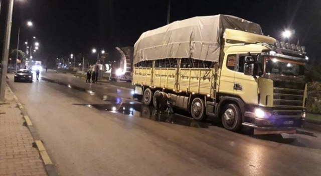 Otomobilin çarptığı kamyonun yakıt deposu patladı Otomobilin çarptığı kamyonun yakıt deposu patladı