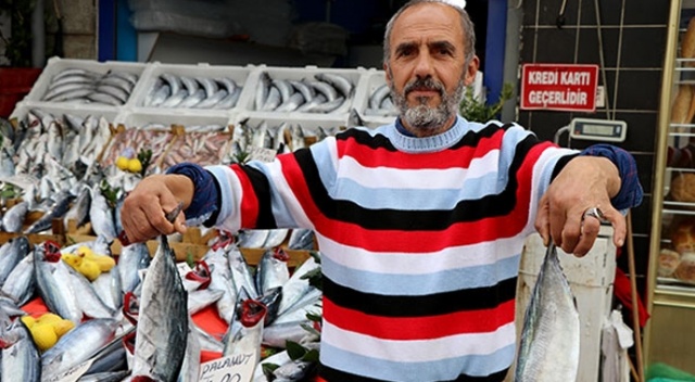 Turistlerin balık merakı: Kilosu 15-20 liradan... Turistlerin balık merakı: Kilosu 15-20 liradan...