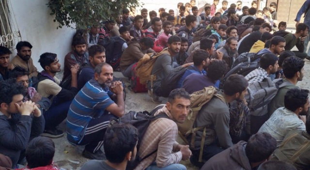 Van'da 140 kaçak göçmen yakalandı Van'da 140 kaçak göçmen yakalandı