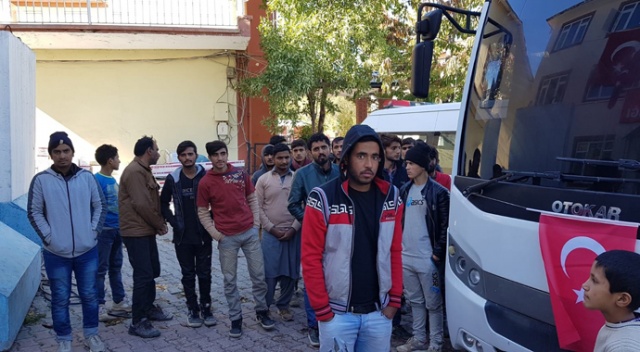 Van'da 42 düzensiz göçmen yakalandı Van'da 42 düzensiz göçmen yakalandı