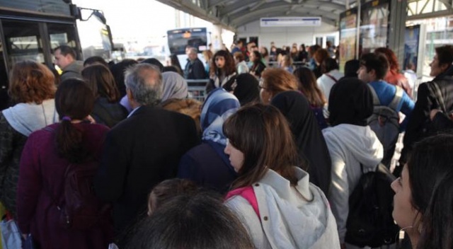 Akın akın geldiler! Herkes oraya koştu Akın akın geldiler! Herkes oraya koştu