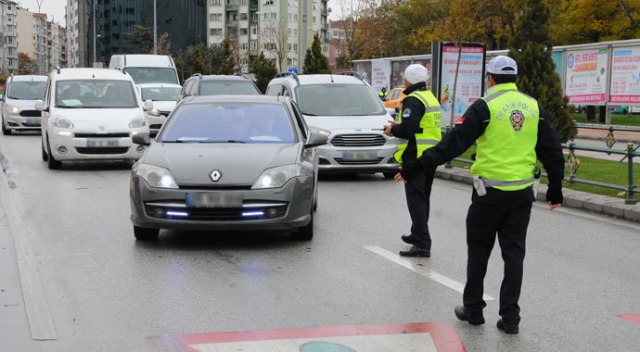 Araç sürücüleri dikkat! Yayalara yol vermeyene 488 lira ceza kesiliyor Araç sürücüleri dikkat! Yayalara yol vermeyene 488 lira ceza kesiliyor