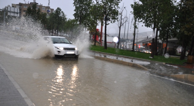 Aydın'da sağanak su baskınlarına sebep oldu