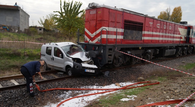 Batman'da yolcu treni kamyonete çarptı, yaralananlar var Batman'da yolcu treni kamyonete çarptı, yaralananlar var