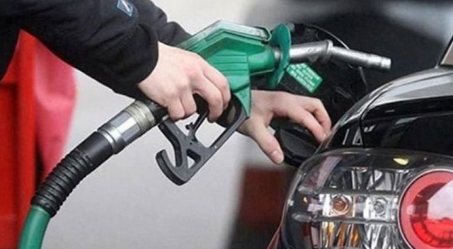 Benzinin litre fiyatına 17 kuruş indirim yapıldı Benzinin litre fiyatına 17 kuruş indirim yapıldı
