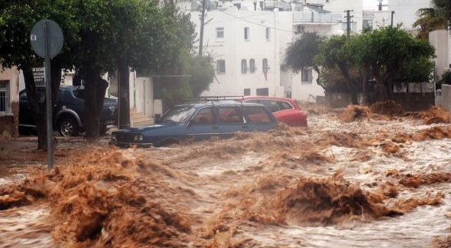 Bodrum'da sel felaketi: Arabalar sürüklendi