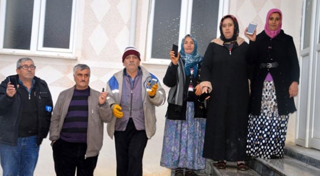 Cep telefonu görüşmeleri için minareye çıkıyorlardı!  Muhtar çözümü sıraya dizmekte buldu