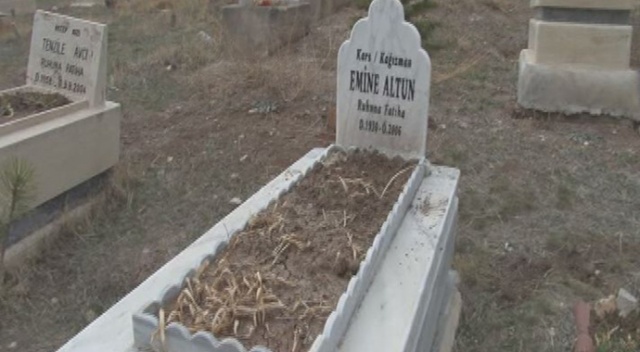 Dua etmek için gittiği annesinin mezarında hayatının şokunu yaşadı! Dua etmek için gittiği annesinin mezarında hayatının şokunu yaşadı!