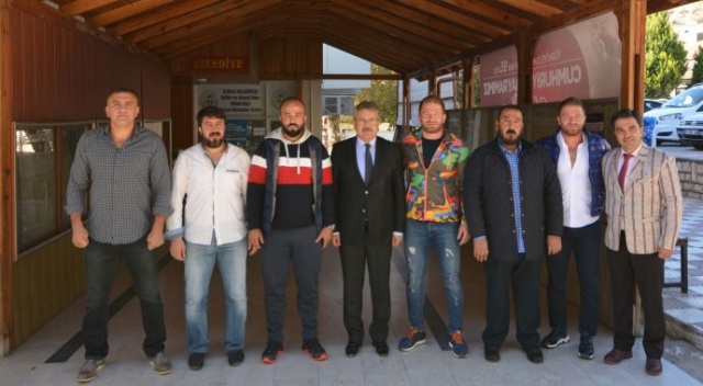 Elmalı'nın başpehlivanları ödüllendirildi