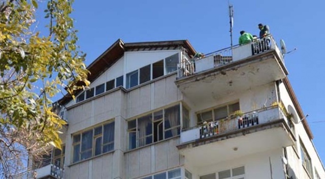Emekli mimar kadının evinden 8 kamyon çöp çıkarıldı