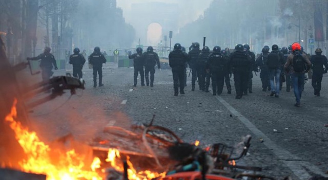 Fransa&#039;daki protestolar ülke ekonomisini etkiledi