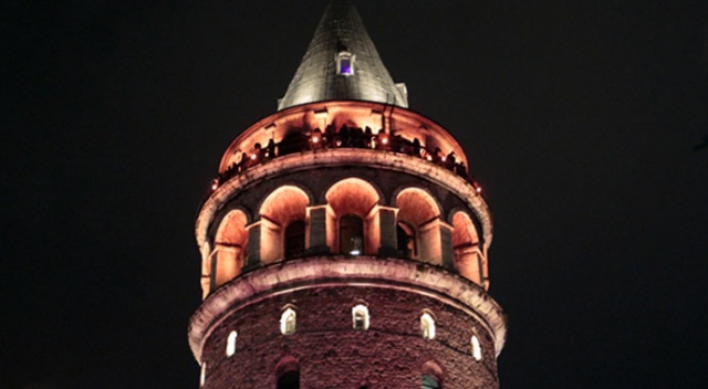 Galata Kulesi turuncuya büründü Galata Kulesi turuncuya büründü