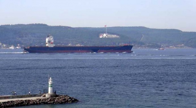Gövdesi hasarlı gemi, Çanakkale Boğazı'ndan geçti
