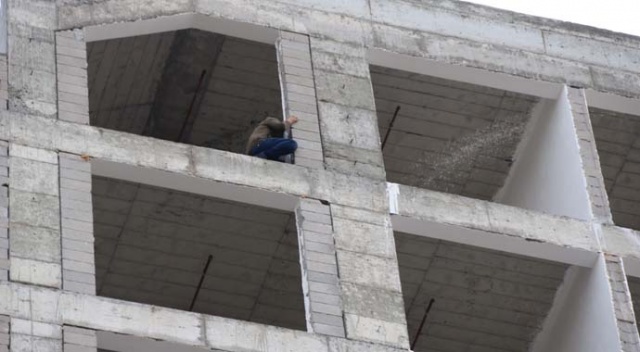İntihar girişiminde bulunan şahsı polis ikna etti İntihar girişiminde bulunan şahsı polis ikna etti