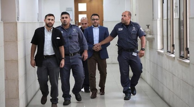 İsrail Kudüs Valisi'ni yeniden gözaltına aldı İsrail Kudüs Valisi'ni yeniden gözaltına aldı