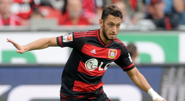 İtalyan basını Milan'ın Hakan Çalhanoğlu'nu satacağını iddia etti İtalyan basını Milan'ın Hakan Çalhanoğlu'nu satacağını iddia etti