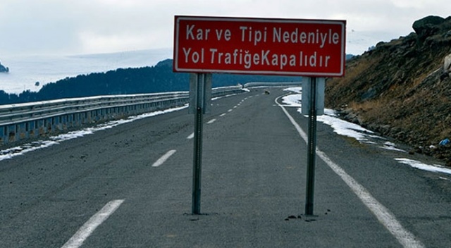 Levha koyup yolu kapattılar! 5 ay araç geçişlerine izin verilmeyecek Levha koyup yolu kapattılar! 5 ay araç geçişlerine izin verilmeyecek