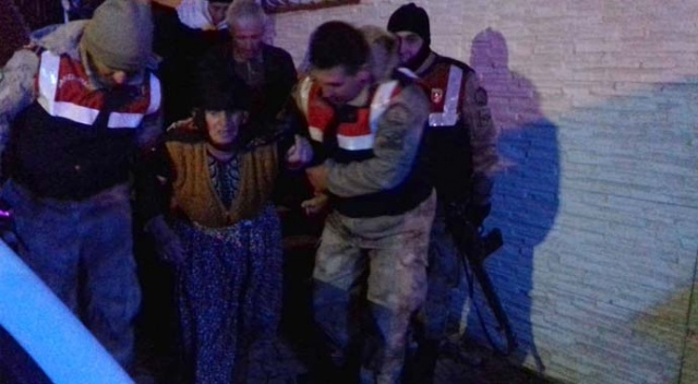 Malatya'da siste kaybolan yaşlı kadını jandarma buldu Malatya'da siste kaybolan yaşlı kadını jandarma buldu