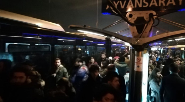 Metrobüs arıza yaptı, seferler aksadı Metrobüs arıza yaptı, seferler aksadı
