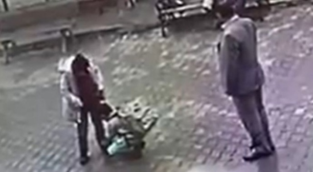 Müdür, engelli arkadaşının bağcıklarını bağlayan öğrenciyi alnından öptü Müdür, engelli arkadaşının bağcıklarını bağlayan öğrenciyi alnından öptü