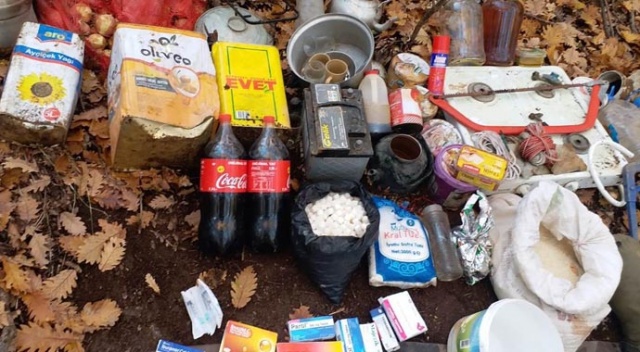 Muş'ta PKK’ya ait sığınak ve yaşam malzemesi imha edildi Muş'ta PKK’ya ait sığınak ve yaşam malzemesi imha edildi
