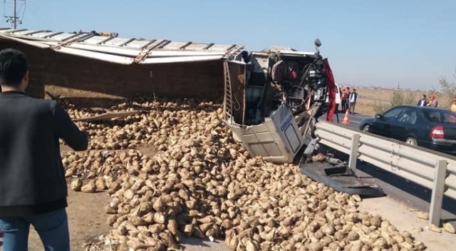 Pancar yüklü tır devrildi, yol trafiğe kapandı Pancar yüklü tır devrildi, yol trafiğe kapandı