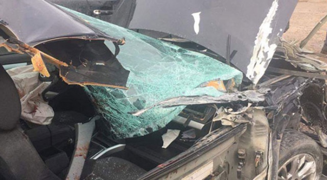 Servisi kaçıran çocukları okula götürürken TIR'a çarptı: 2 ölü, 2 yaralı Servisi kaçıran çocukları okula götürürken TIR'a çarptı: 2 ölü, 2 yaralı