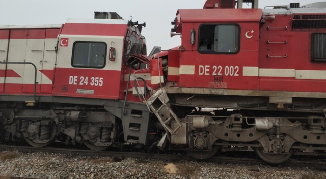 Sivas'ta yolcu treni ile yük treni çarpıştı Sivas'ta yolcu treni ile yük treni çarpıştı