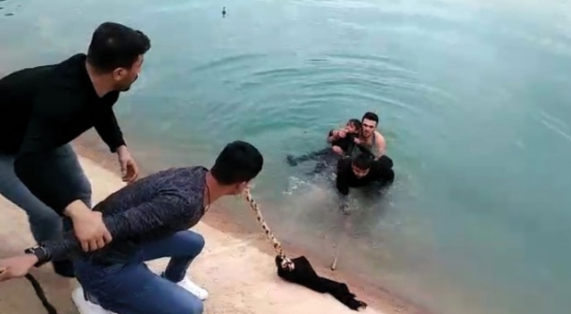 Sulama kanalına düşen 2 çocuğu vatandaşlar son anda kurtardı Sulama kanalına düşen 2 çocuğu vatandaşlar son anda kurtardı