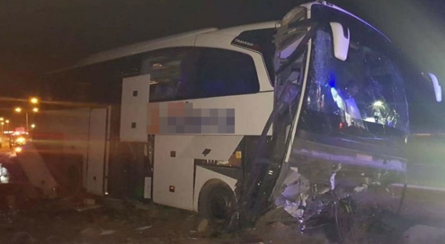 Yolcu otobüsü refüje çarptı! Çok sayıda yaralı var Yolcu otobüsü refüje çarptı! Çok sayıda yaralı var
