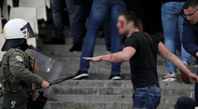 Yunan polisinden, Ajax taraftarlarına orantısız şiddet! Yunan polisinden, Ajax taraftarlarına orantısız şiddet!