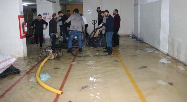 300 kişinin çalıştığı tekstil fabrikasını su bastı