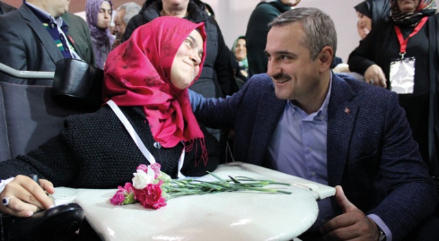 AK Parti İstanbul İl Başkanlığı engellileri tekerlekli sandalyeye kavuşturdu