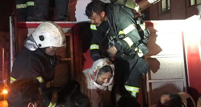 Aksaray&#039;da korkutan yangın: 32 kişi mahsur kaldı