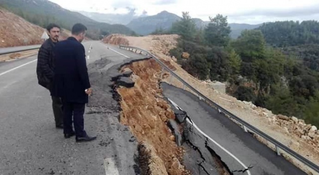 Antalya-Kumluca karayolunda heyelan Antalya-Kumluca karayolunda heyelan