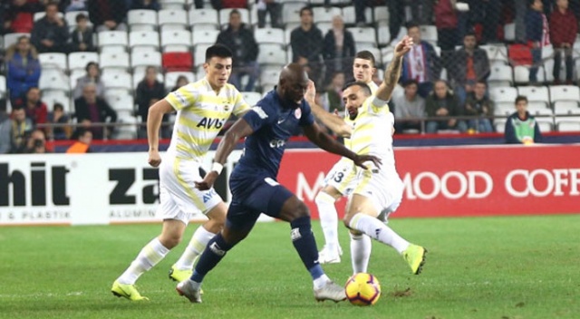 Antalyasporlu Chico'nun Fenerbahçe maçında burnu kırıldı Antalyasporlu Chico'nun Fenerbahçe maçında burnu kırıldı