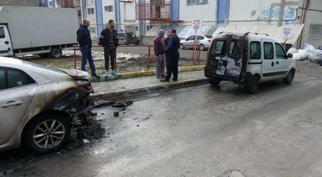 Bağcılar'da 2 araba yandı Bağcılar'da 2 araba yandı