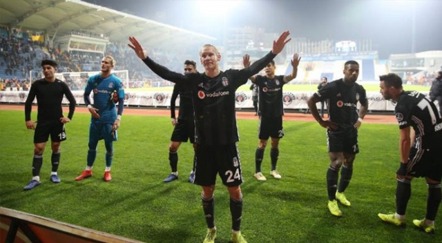 Beşiktaşlı taraftarlar, futbolcuları tribüne çağırıp protesto etti Beşiktaşlı taraftarlar, futbolcuları tribüne çağırıp protesto etti