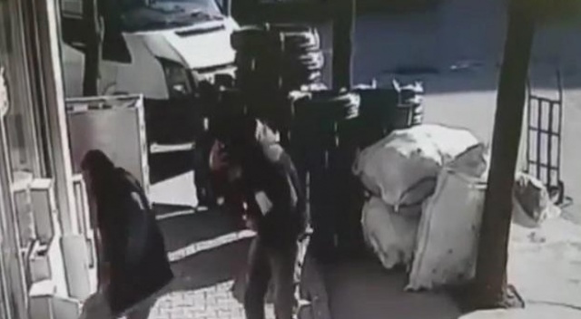 Binanın önünde beklerken kafasına cam parçası düştü Binanın önünde beklerken kafasına cam parçası düştü