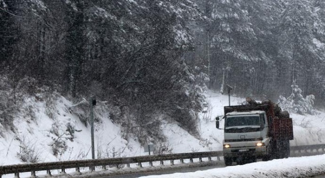 Bolu Dağı’nda kar yağışı devam ediyor