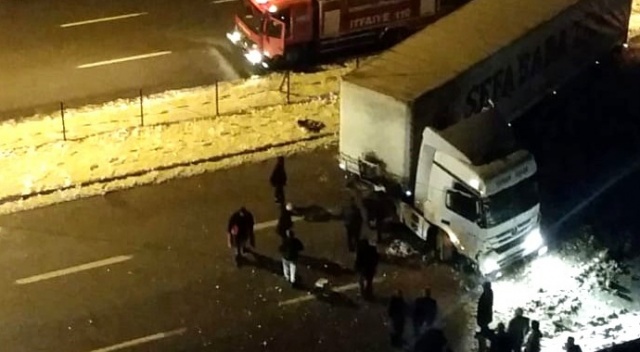 Buzlu yolda kontrolden çıkan tır karşı şeride geçti Buzlu yolda kontrolden çıkan tır karşı şeride geçti