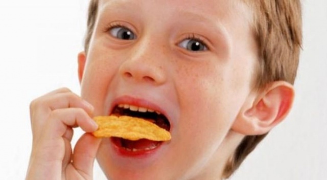 Cips ve çikolata reklamı kısıtlanacak