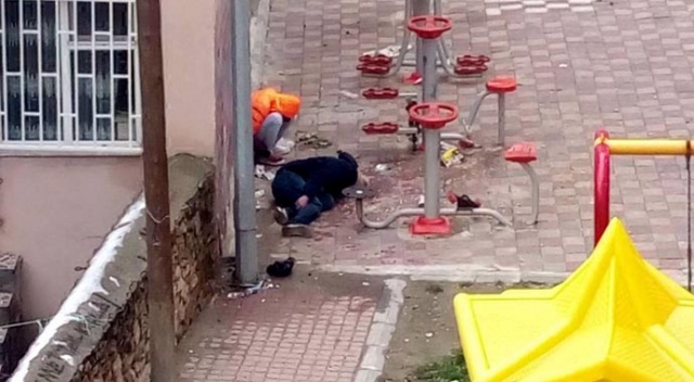 Çocuk parkında korkunç görüntü Çocuk parkında korkunç görüntü