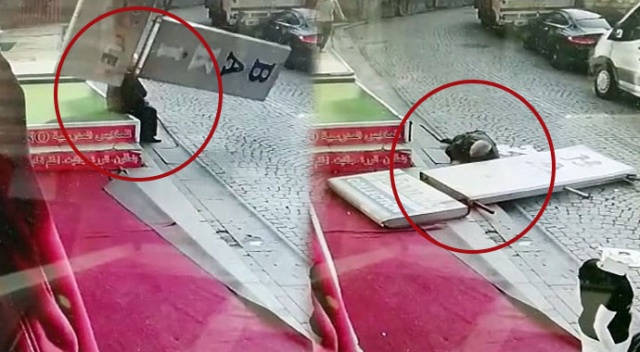 Dev reklam panosu kaldırımda oturan yaşlı adamın üzerine düştü Dev reklam panosu kaldırımda oturan yaşlı adamın üzerine düştü