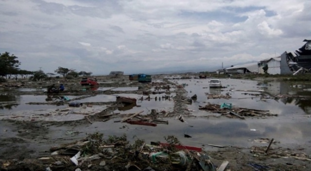 Endonezya'daki tsunami faciası yüzlerce ölü ve yaralı var Endonezya'daki tsunami faciası yüzlerce ölü ve yaralı var