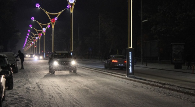 Erzincan&#039;da buzlanma ulaşımı olumsuz etkiledi