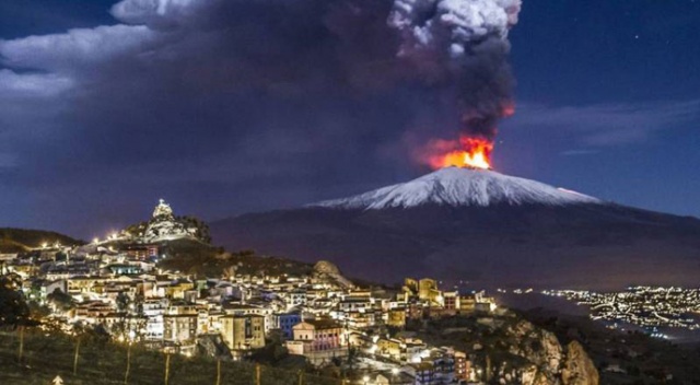 Etna Yanardağı yeniden faaliyete geçti Etna Yanardağı yeniden faaliyete geçti
