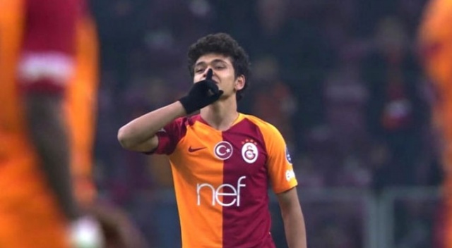 Galatasaray'ın 16 yaşındaki futbolcusu Mustafa Kapı tarihe geçti Galatasaray'ın 16 yaşındaki futbolcusu Mustafa Kapı tarihe geçti